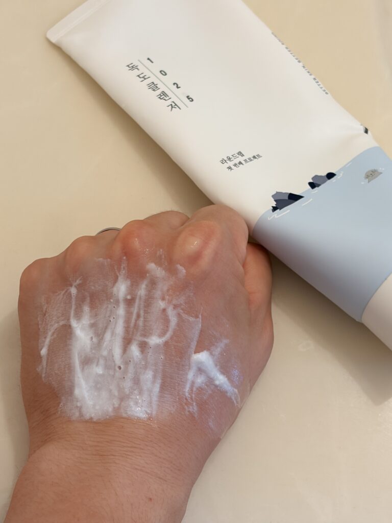 roundlab_dokdo_cleanser-on-hand-spreaded