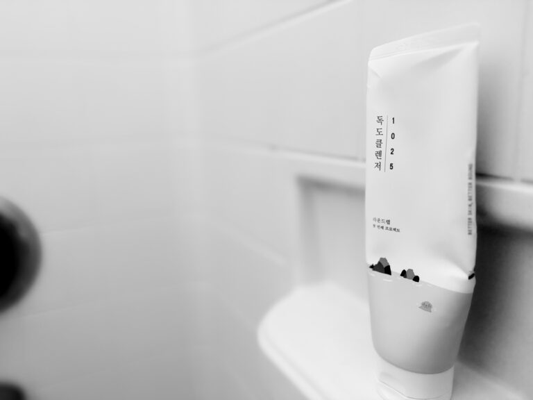 roundlab_dokdo_cleanser_product_display-bw-scaled